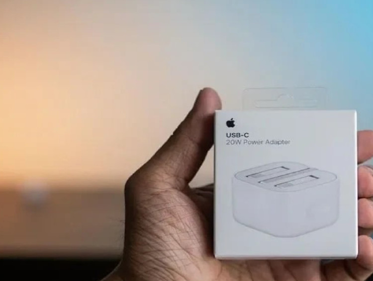 کله گی 20w آیفون اورجینال *** همراه با کابل لایتنینگ هدیه *** یکسال گارانتی شرکتی آداپتور